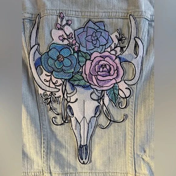 Denim Vest S to M deer 🦌 skull rose 🌹 appliqué embroidered light wash blue - Picture 5 of 14